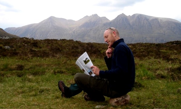 Mat Webster enjoys some quality reading in Fisherfield<br />
(photo: Michael Earnshaw)